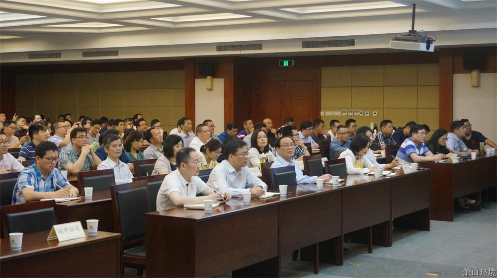 班子向?qū)дJ(rèn)真聽課.jpg 班子向?qū)дJ(rèn)真聽課.jpg